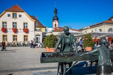Das Denkmal der Spargelfrau auf dem Schwetzinger Schlossplatz erinnert an die lange Spargeltradition in Schwetzingen.