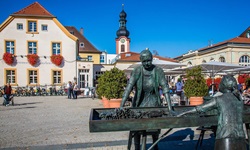 Das Denkmal der Spargelfrau auf dem Schwetzinger Schlossplatz erinnert an die lange Spargeltradition in Schwetzingen.