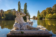 Statue des Flussgottes Danubius in einem Teich des Schwetzinger Schlossparks.