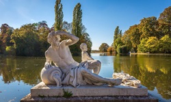 Statue des Flussgottes Danubius in einem Teich des Schwetzinger Schlossparks.