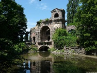Ruine eines römischen Wasserkastells im Schlosspark Schwetzingen.