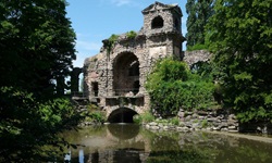 Ruine eines römischen Wasserkastells im Schlosspark Schwetzingen.