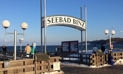 Blick auf den Eingang des Seebads Binz