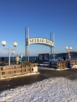 Blick auf den Eingang des Seebads Binz