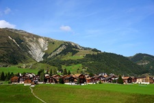 Blick auf Sedrun, dem Hauptort der Gemeinde Tujetsch, mit seinen typischen Hofsiedlungen in der Schweiz