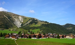 Blick auf Sedrun, dem Hauptort der Gemeinde Tujetsch, mit seinen typischen Hofsiedlungen in der Schweiz