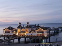 Das nächtlich beleuchtete Ostseebad Sellin auf Rügen.