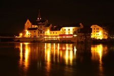 Blick über die Rhone nach Seyssel bei Nacht