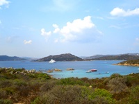 Ein Schiff nimmt Kurs auf eine Bucht an der Costa Smeralda.
