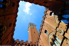 Blick auf den Turm Torre del Mangia in Siena vom Innenhof des Palazzo Pubblico aus