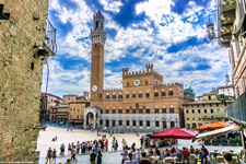 Der Palazzo Pubblico auf der Piazza del Campo in Siena