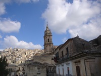 Stadtansicht von Modica im Vordergrund die Kirche San Giorgio.