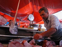 Ein Verkäufer auf einem sizilianischen Fischmarkt.