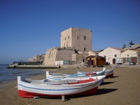 Am Strand liegende Boote vor dem Torre Cabrera in Pozzallo.