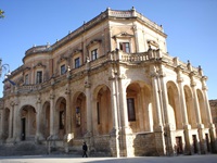 Das Rathaus von Noto mit seinen prachtvollen Arkaden.