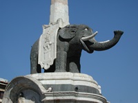 Elefantenstatue auf der Fontana dell' Elefante in Catania.