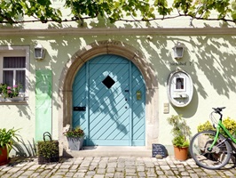 Die blaue Holzeingangstür vom Hotel Mönchshof in Sommerhausen am Main-Radweg