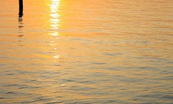 Stimmungsvoller Sonnenuntergang über der venezianischen Lagune.