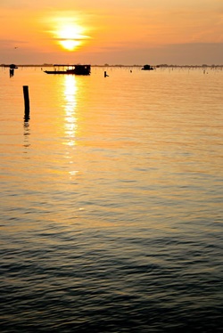 Stimmungsvoller Sonnenuntergang über der venezianischen Lagune.