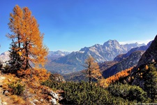 Blick auf die herbstliche Landschaft der Dolomiten