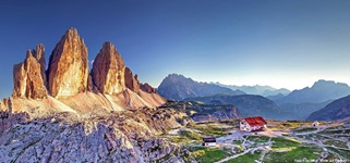 Blick auf die Drei Zinnen mit der Drei Zinnen Hütte in den Dolomiten