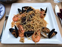 Appetitlich angerichtete "Spaghetti Frutti di Mare" mit Garnelen und Miesmuscheln.