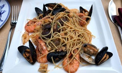Appetitlich angerichtete "Spaghetti Frutti di Mare" mit Garnelen und Miesmuscheln.