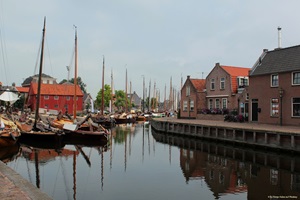 Blick auf angelegte Boote und die Promenade in Spakenburg in den Niederlanden