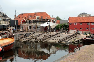 Blick auf den historischen Hafen von Spakenburg in Holland