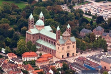 Der Dom von Speyer aus der Luft betrachtet.