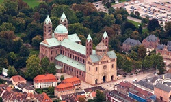 Der Dom von Speyer aus der Luft betrachtet.