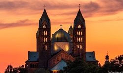Farbenprächtiger Sonnenuntergang über dem Dom von Speyer.