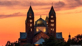 Farbenprächtiger Sonnenuntergang über dem Dom von Speyer.