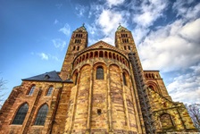 Die Fassade des mächtigen Doms von Speyer.