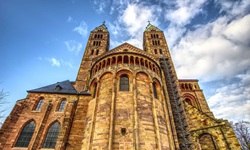 Die Fassade des mächtigen Doms von Speyer.