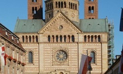 Die der Fußgängerzone zugewandte Fassade des Doms von Speyer.