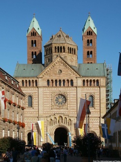 Die der Fußgängerzone zugewandte Fassade des Doms von Speyer.