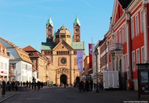 Lebhaftes Treiben in der Altstadt von Speyer, deren Mittelpunkt der majestätische Dom bildet.