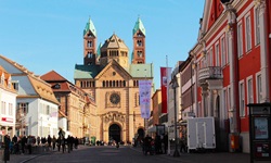 Lebhaftes Treiben in der Altstadt von Speyer, deren Mittelpunkt der majestätische Dom bildet.