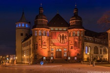 Das nächtlich beleuchtete Historische Museum der Pfalz in Speyer.
