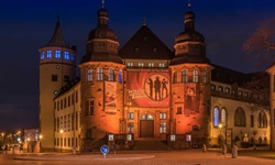 Das nächtlich beleuchtete Historische Museum der Pfalz in Speyer.
