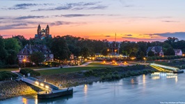 Sonnenuntergang über dem Rheinufer von Speyer.