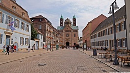 Die Fußgängerzone von Speyer mit der markanten Fassade des Doms.