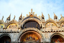 Detailbild vom oberen Teil des Markusdoms in Venedig