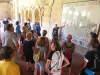 Eine Reisegruppe bei einer Stadtführung durch Saint-Emilion.