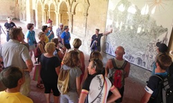 Eine Reisegruppe bei einer Stadtführung durch Saint-Emilion.