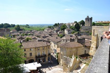 Der als UNESCO-Weltkulturerbe anerkannte Ort Saint-Emilion mit dem Wehrturm des mittelalterlichen Château du Roi.
