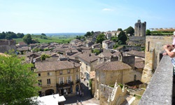 Der als UNESCO-Weltkulturerbe anerkannte Ort Saint-Emilion mit dem Wehrturm des mittelalterlichen Château du Roi.