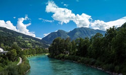 Blick über die Salzach zu den Berggipfeln bei St. Johann