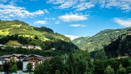 Blick in die Gemeinde St. Johann mit den prächtigen Tannen auf den Bergen